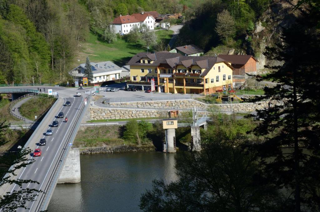 Zur Donaubrücke Gasthof